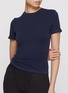 模特儿示范图 - 点击放大 - SKIMS - COTTON JERSEY 短袖 T 恤