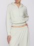 模特儿示范图 - 点击放大 - SKIMS - COTTON JERSEY 拉链连帽卫衣