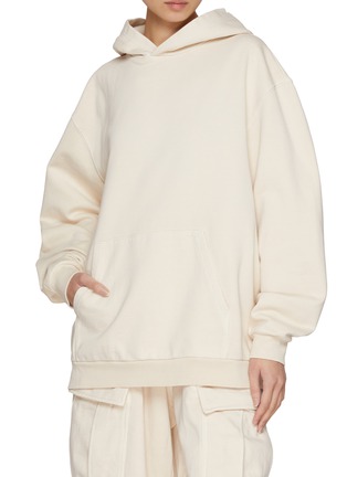 模特儿示范图 - 点击放大 - SKIMS - BOYFRIEND FLEECE 连帽套头衫
