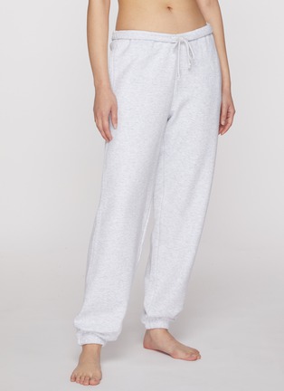 模特儿示范图 - 点击放大 - SKIMS - COTTON FLEECE 慢跑长裤