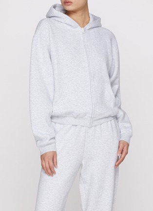 模特儿示范图 - 点击放大 - SKIMS - COTTON FLEECE 拉链连帽卫衣