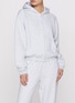 模特儿示范图 - 点击放大 - SKIMS - COTTON FLEECE 拉链连帽卫衣