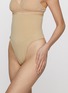 模特儿示范图 - 点击放大 - SKIMS - SEAMLESS SCULPT 高腰内裤