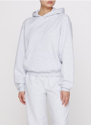 模特儿示范图 - 点击放大 - SKIMS - COTTON FLEECE 连帽套头衫