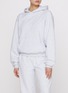 模特儿示范图 - 点击放大 - SKIMS - COTTON FLEECE 连帽套头衫