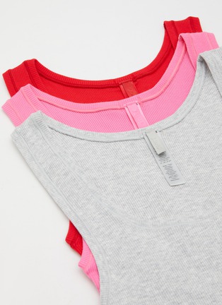 模特儿示范图 - 点击放大 - SKIMS - COTTON RIB 方领背心三件套