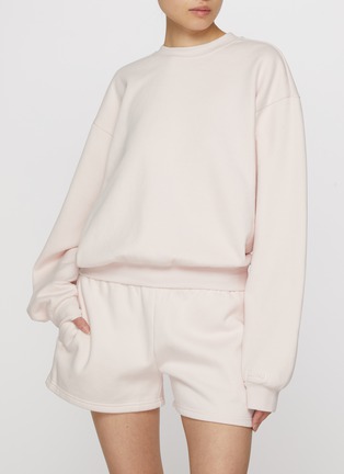 模特儿示范图 - 点击放大 - SKIMS - COTTON FLEECE 圆领套头衫