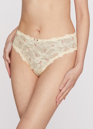 模特儿示范图 - 点击放大 - SKIMS - STRETCH LACE 弹力三角内裤