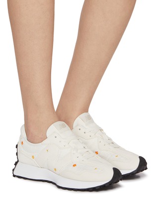 模特儿示范图 - 点击放大 - NEW BALANCE - 327 Low Top Women's Sneakers
