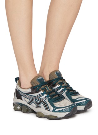 模特儿示范图 - 点击放大 - ASICS - Gel-Quantum Kinetic Low Top Women's Sneakers