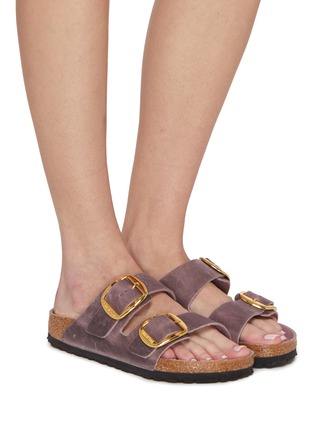 模特儿示范图 - 点击放大 - BIRKENSTOCK - ARIZONA 双扣带皮革凉鞋
