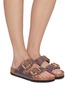 模特儿示范图 - 点击放大 - BIRKENSTOCK - ARIZONA 双扣带皮革凉鞋
