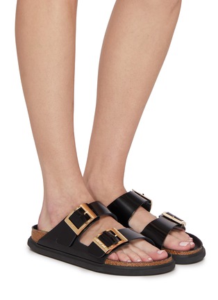模特儿示范图 - 点击放大 - BIRKENSTOCK - ARIZONA 双扣带皮革凉鞋