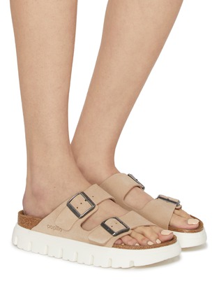 模特儿示范图 - 点击放大 - BIRKENSTOCK - ARIZONA 厚底搭带凉鞋