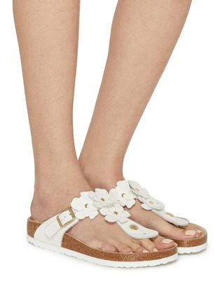 模特儿示范图 - 点击放大 - BIRKENSTOCK - GIZEH 花朵饰夹脚凉鞋