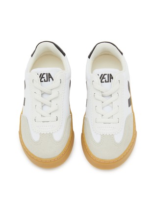 模特儿示范图 - 点击放大 - VEJA - Small Volley Low Top Toddlers' Sneakers