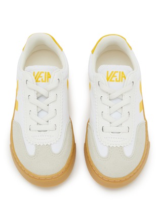 模特儿示范图 - 点击放大 - VEJA - Small Volley Low Top Toddlers' Sneakers