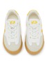 模特儿示范图 - 点击放大 - VEJA - Small Volley Low Top Toddlers' Sneakers