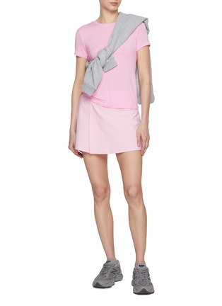 模特儿示范图 - 点击放大 - ALO YOGA - All Day Short Sleeve T-shirt