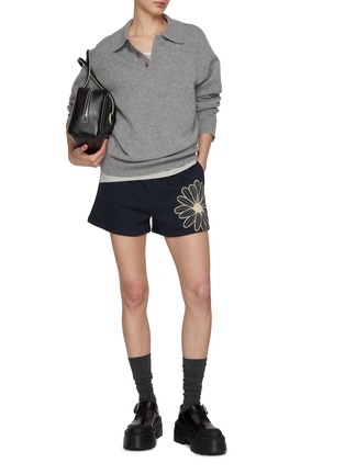 模特儿示范图 - 点击放大 - MARDI MERCREDI - Stitched Flower Cotton Sweat Shorts