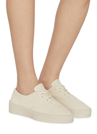 模特儿示范图 - 点击放大 - FEAR OF GOD SHOES - New 101 Low Top Suede Women's Sneakers