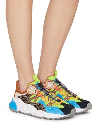 模特儿示范图 - 点击放大 - FLOWER MOUNTAIN - Tiger Hill Low Top Unisex Sneakers