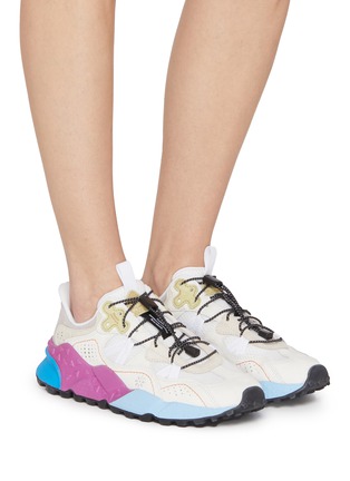 模特儿示范图 - 点击放大 - FLOWER MOUNTAIN - Tiger Hill Low Top Unisex Sneakers
