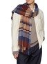 模特儿示范图 - 点击放大 - JOHNSTONS OF ELGIN - Block Check Cashmere Scarf