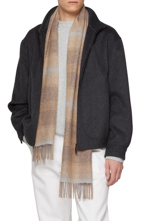 模特儿示范图 - 点击放大 - JOHNSTONS OF ELGIN - Blurred Check Cashmere Silk Scarf