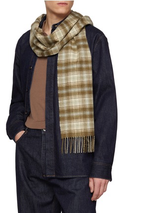 模特儿示范图 - 点击放大 - JOHNSTONS OF ELGIN - Shadow Check Cashmere Scarf