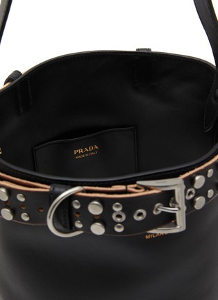 细节 - 点击放大 - PRADA - BUCKLE 皮革水桶包