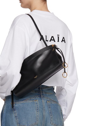 模特儿示范图 - 点击放大 - ALAÏA - 中号 LE CLICK EAST WEST 皮革单肩包
