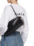 模特儿示范图 - 点击放大 - ALAÏA - 中号 LE CLICK EAST WEST 皮革单肩包