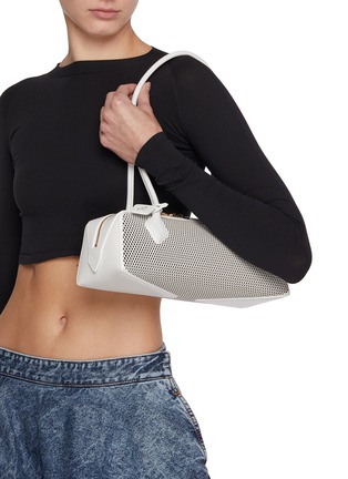 模特儿示范图 - 点击放大 - ALAÏA - Medium Le Teckel Fishnet Leather Shoulder Bag