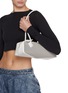 模特儿示范图 - 点击放大 - ALAÏA - Medium Le Teckel Fishnet Leather Shoulder Bag