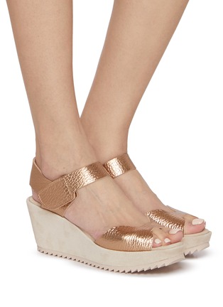 模特儿示范图 - 点击放大 - PEDRO GARCÍA - Fama 70 Leather Wedge Sandals