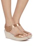 模特儿示范图 - 点击放大 - PEDRO GARCÍA - Fama 70 Leather Wedge Sandals