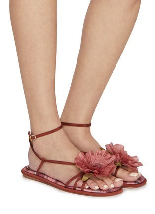模特儿示范图 - 点击放大 - CIRCUS BY SAM EDELMAN - OLANA 立体花卉缀饰凉鞋