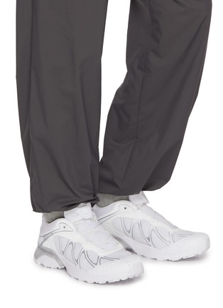 模特儿示范图 - 点击放大 - SALOMON - XT-Whisper Low Top Men's Sneakers
