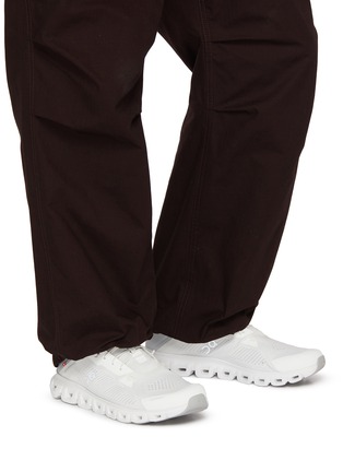 模特儿示范图 - 点击放大 - ON - Cloud 6 Coast Low Top Men's Sneakers