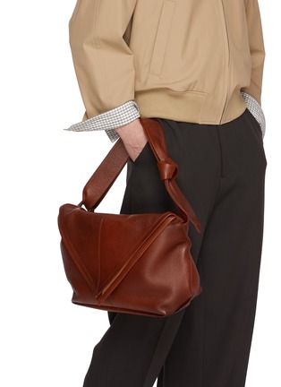 模特儿示范图 - 点击放大 - BOTTEGA VENETA - Sawyer Leather Shoulder Bag