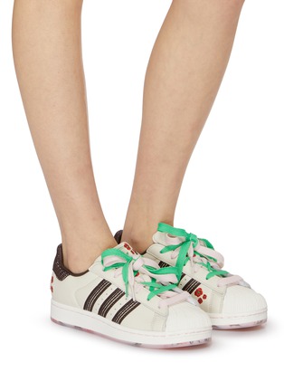 模特儿示范图 - 点击放大 - ADIDAS - 女款 SUPERSTAR II 系带运动鞋