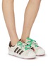 模特儿示范图 - 点击放大 - ADIDAS - 女款 SUPERSTAR II 系带运动鞋
