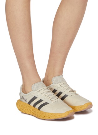 模特儿示范图 - 点击放大 - ADIDAS - 女款 ZPONGE 系带运动鞋