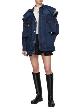 模特儿示范图 - 点击放大 - SACAI - Draped Shoulder Dark Wash Denim Jacket