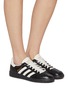 模特儿示范图 - 点击放大 - ADIDAS - 女款 HANDBALL SPEZIAL 系带运动鞋