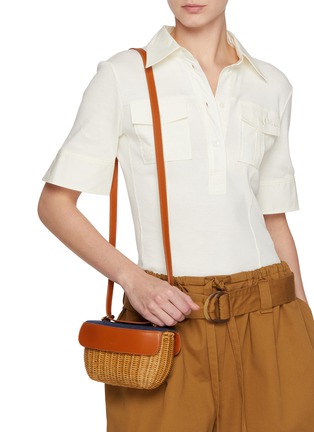 模特儿示范图 - 点击放大 - RODO - Eloise Wicker Denim Leather Crossbody Bag