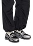 模特儿示范图 - 点击放大 - NEW BALANCE - 男款 1906L 运动乐福鞋