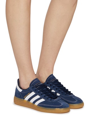 模特儿示范图 - 点击放大 - ADIDAS - X SPORTY & RICH 女款 HANBALL SPEZIAL 系带运动鞋