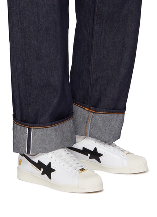 模特儿示范图 - 点击放大 - ADIDAS - X A Bathing Ape SSTR V Bape Low Top Men's Sneakers
